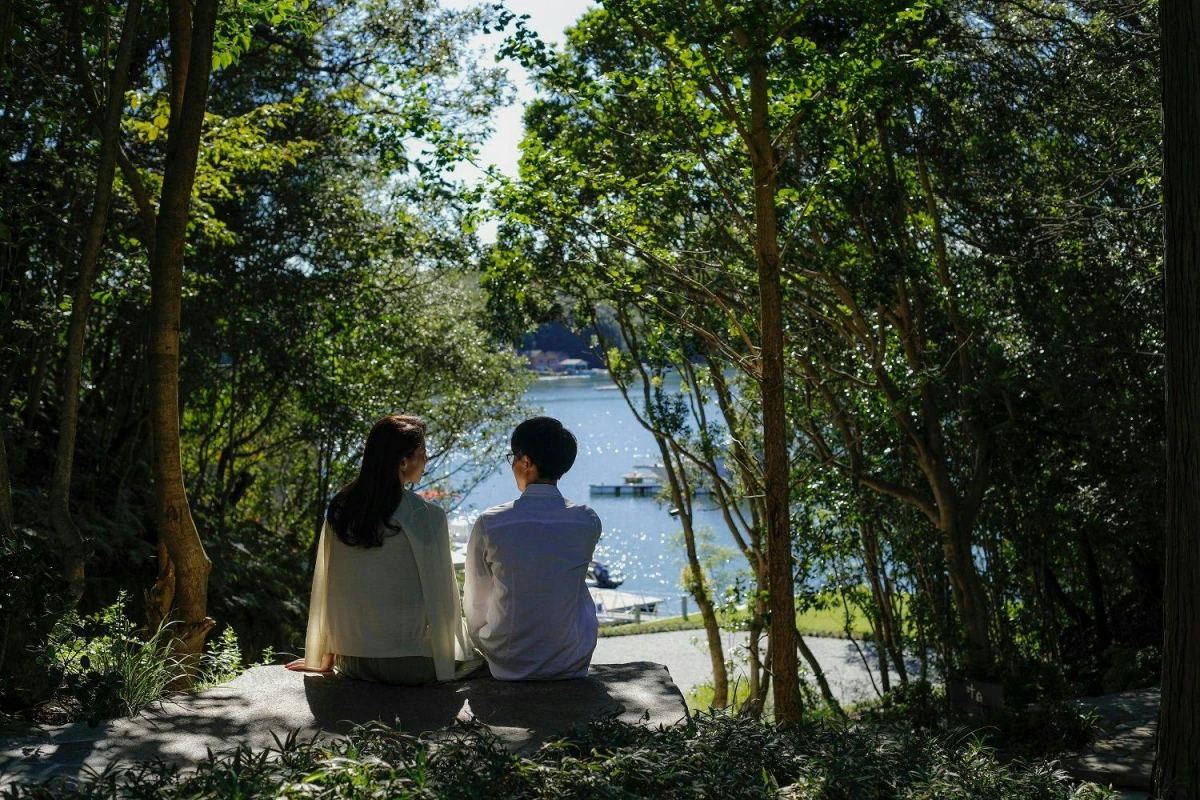 庭園とラウンジで過ごす贅沢な時間