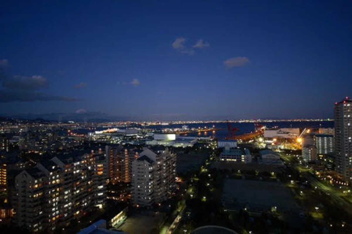 夜景に包まれる客室での滞在
