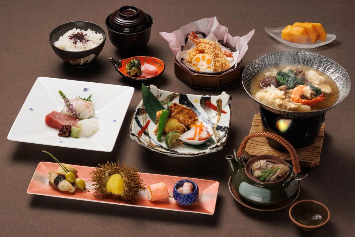 美景とともに味わう懐石ディナー
館内の「日本料理 聚楽庵」では、旬の食材を活かした懐石料理を堪能。キャッスルビューの店内で、移ろう四季の風景とともに味わう美食が、特別な夜を彩ります。※画像はイメージ