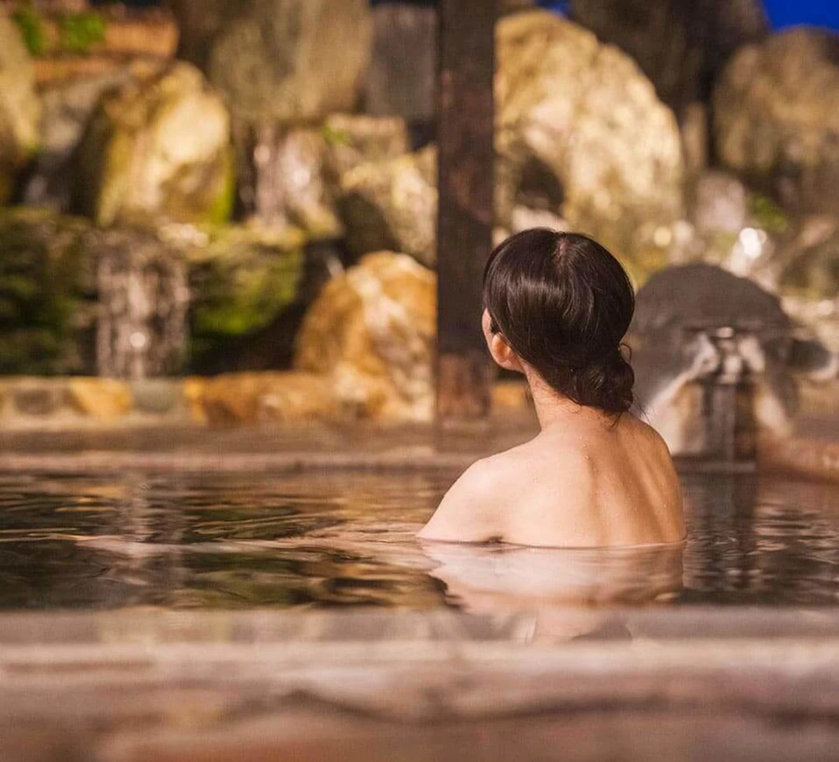 源泉かけ流しで味わう小野川温泉の湯