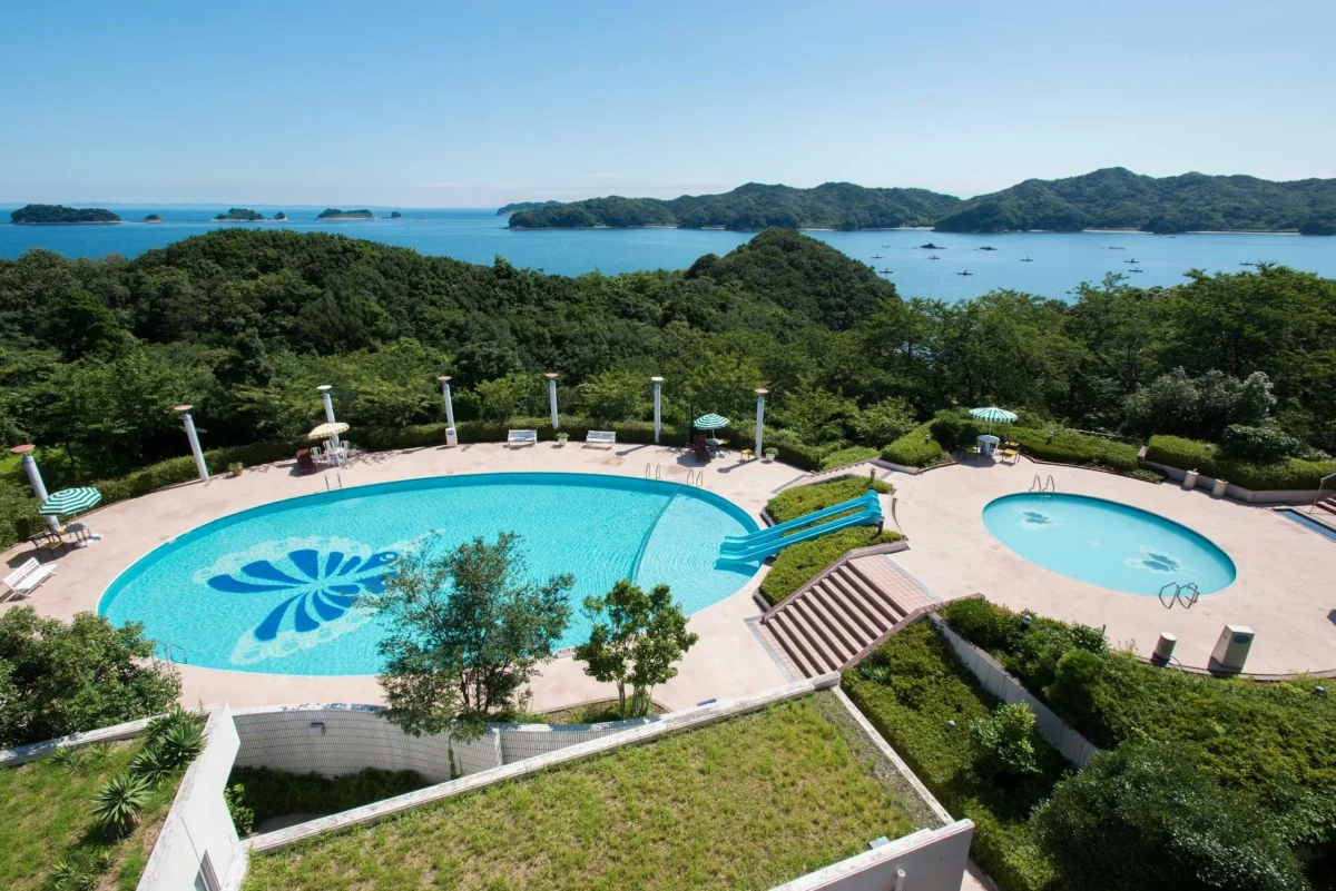青く澄んだ空と海に溶け込むように佇むプール