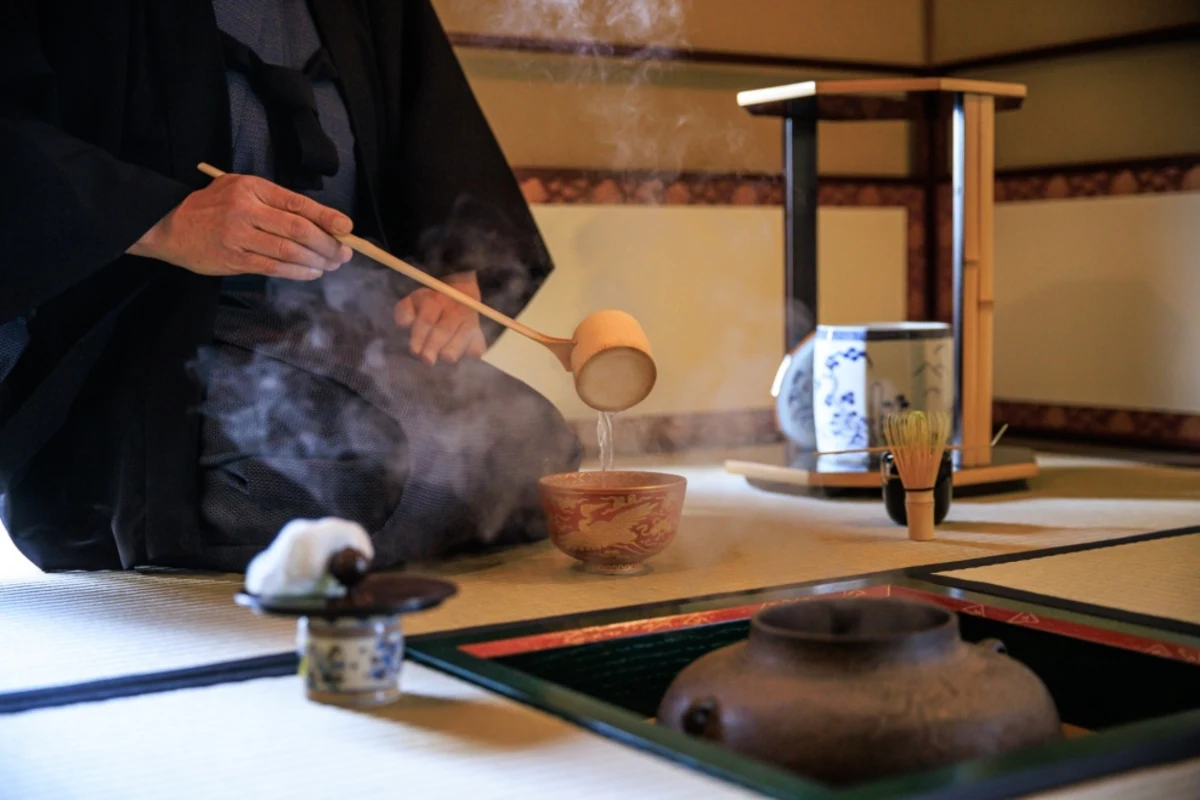 四季折々の庭園を眺めながらお茶席体験