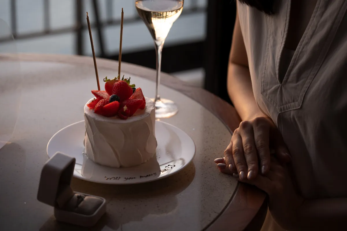 那覇ならではのロケーション。贅沢な空間でプロポーズを。